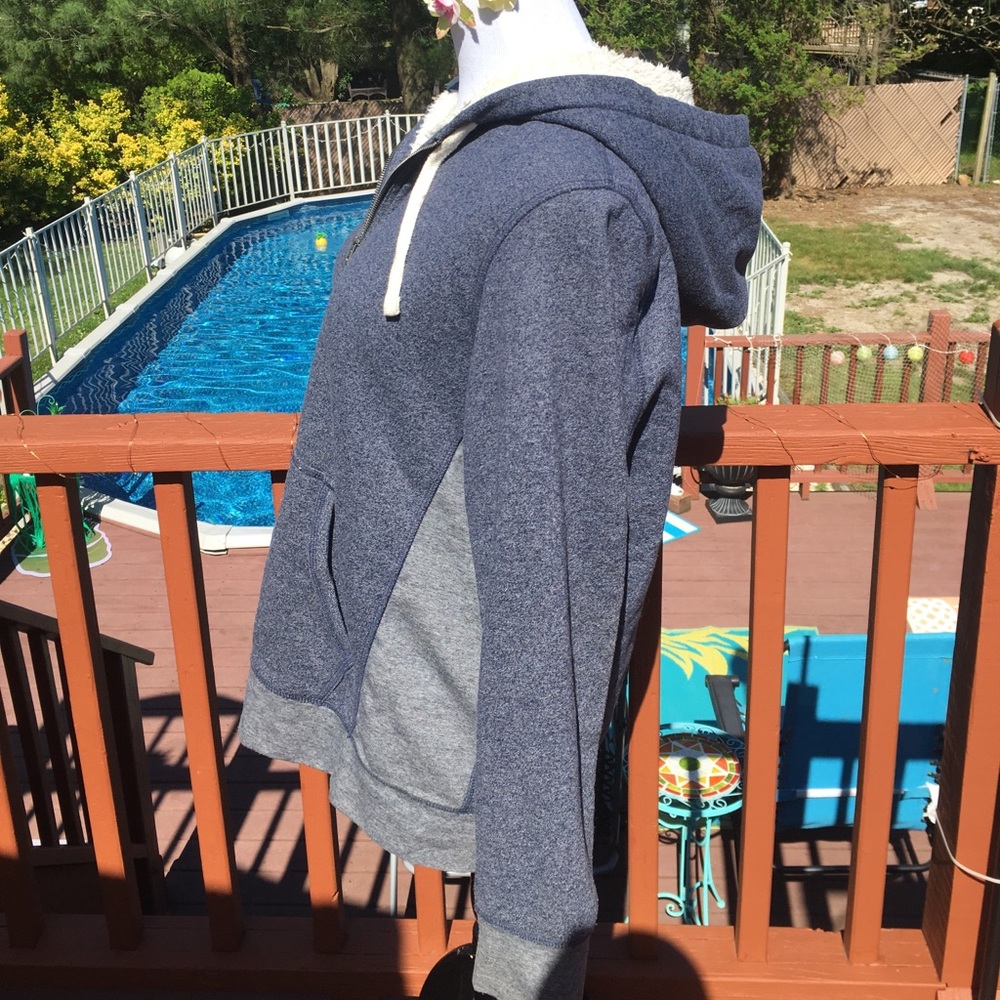 Fluffy blue zip-up - Picture 2 of 4